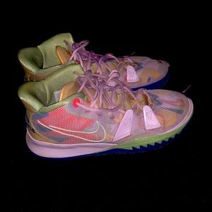 Kyrie 7 '1 World 1 People - Regal Pink'